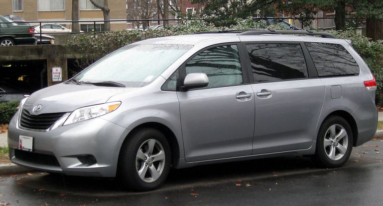 Toyota Sienna LE фото