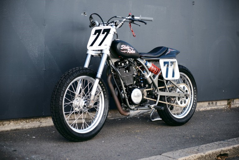 Track-racing moto