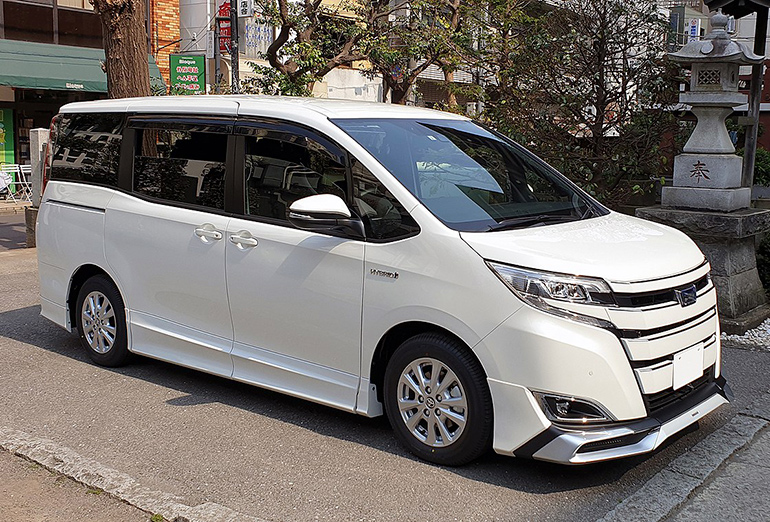 Toyota Noah фото