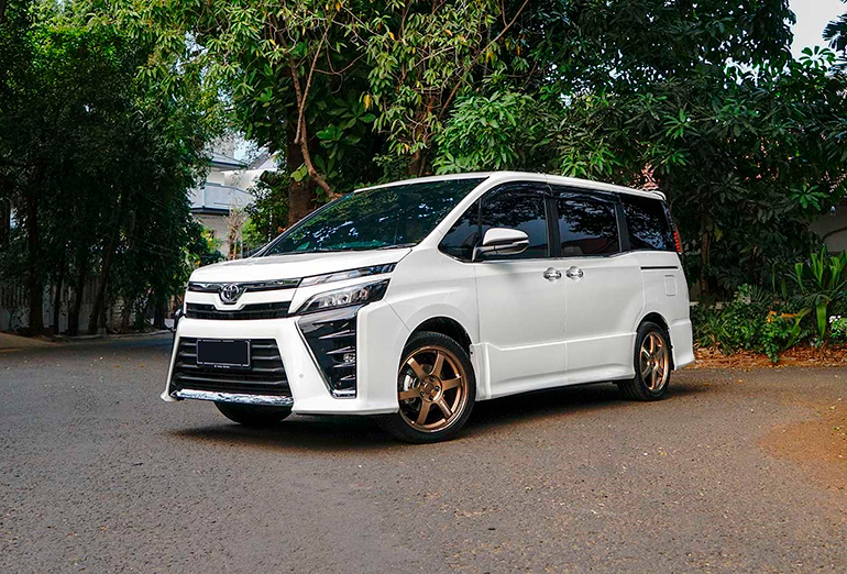 Toyota Voxy фото