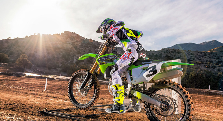 Кросс Kawasaki KX450F на мото треке в ожидании пробного заезда