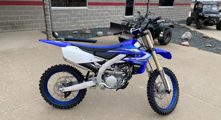 Вот так выглядит Ямаха YZ 250F. Несмотря на её потрясающего 450 кубового собрата она заняла лишь 3-е место в рейтинге