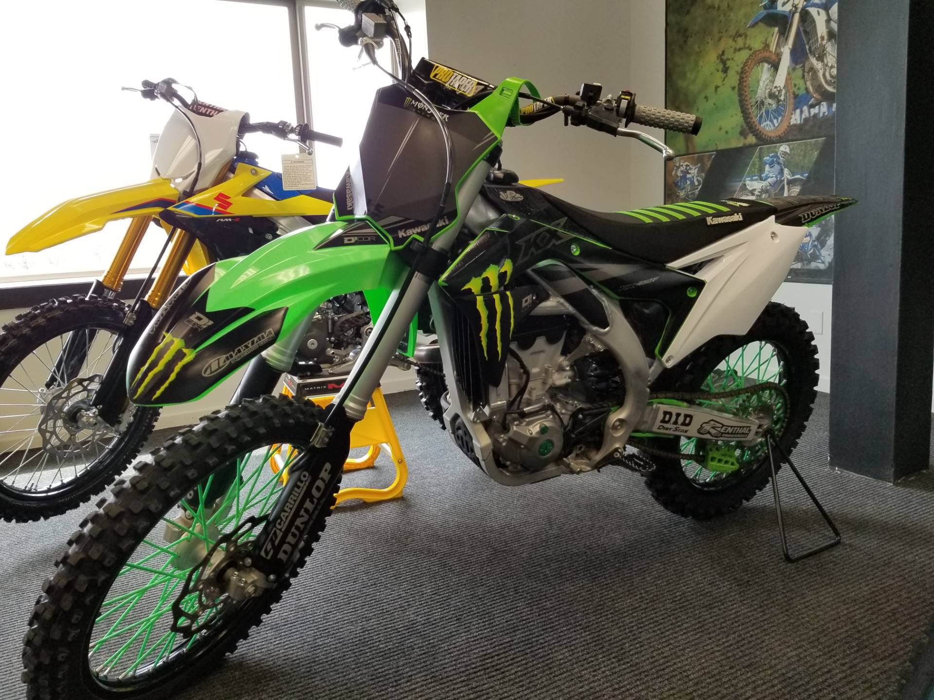 Первое место рейтинга 5 лучших японских мотоциклов эндуро - мотоцикл KAWASAKI KX450