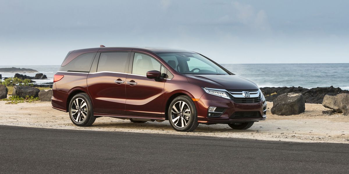 ТОП-18 японских микроавтобусов - на картинке белый Honda Odyssey на фоне моря