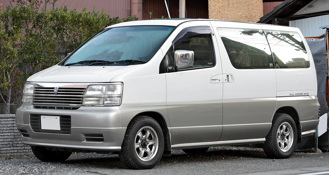 ТОП-18 японских микроавтобусов - на картинке белый Nissan Elgrand на дороге