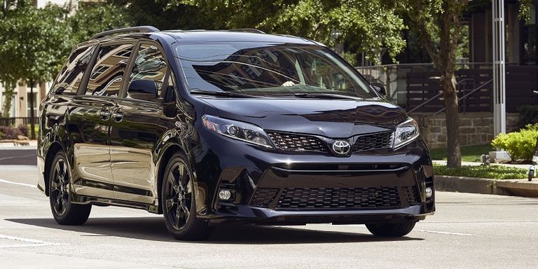 ТОП-18 японских микроавтобусов - на картинке черный Toyota Sienna на дороге