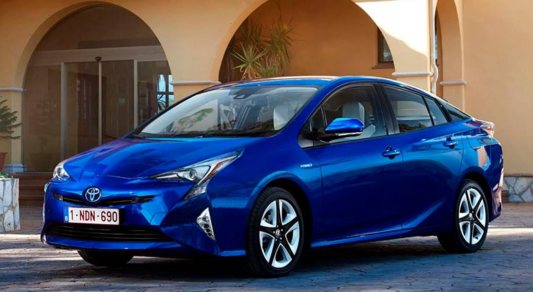 экономичный японский автомобиль Toyota Prius